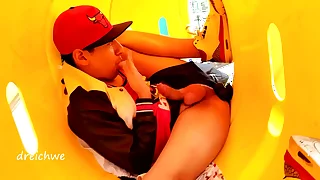 Sexo en los tubos del parque